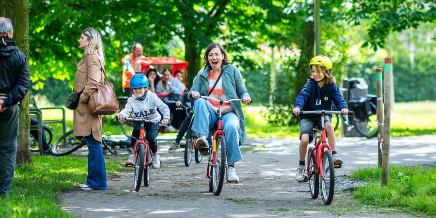 mama en haar tweeling op kleine fietsjes